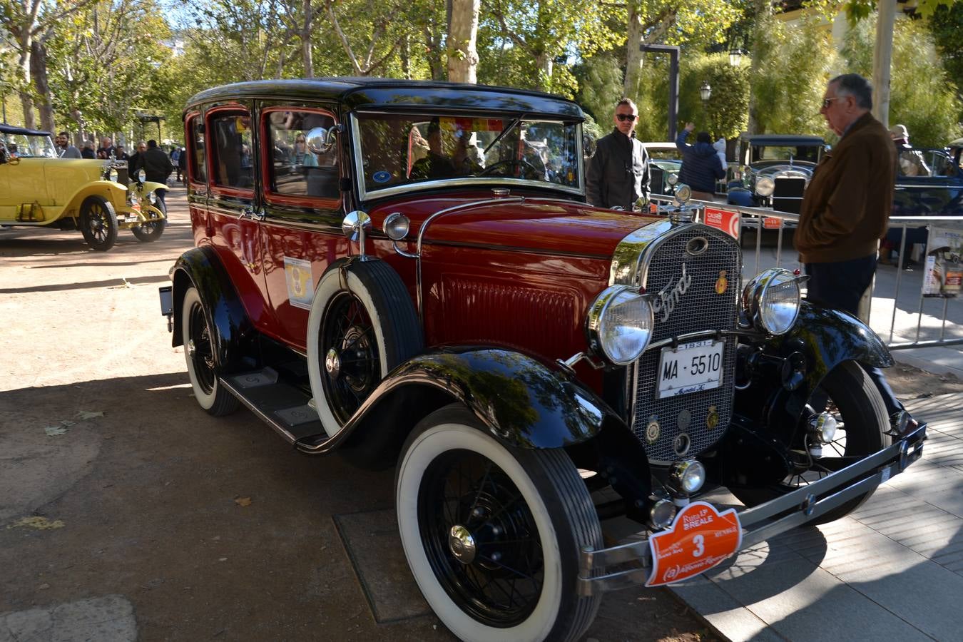 Casi cuarenta coches, entre antiguos y clásicos, han participado en la XIII Reale que ha tenido como principal novedad el incremento de gente vestida de época y las dos rutas urbanas, una con subida a la Abadía del Sacromonte y otra por Gran Vía, Constitución y Camino Ronda.