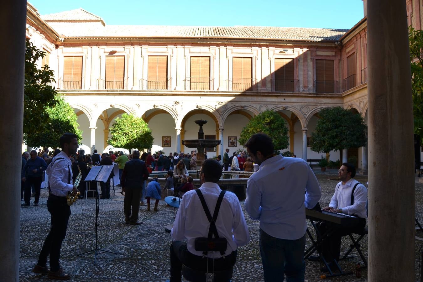 Casi cuarenta coches, entre antiguos y clásicos, han participado en la XIII Reale que ha tenido como principal novedad el incremento de gente vestida de época y las dos rutas urbanas, una con subida a la Abadía del Sacromonte y otra por Gran Vía, Constitución y Camino Ronda.