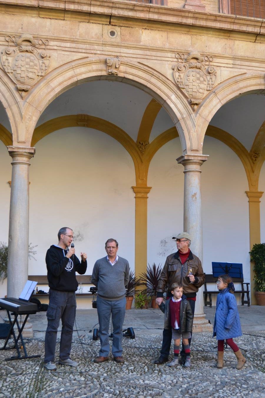 Casi cuarenta coches, entre antiguos y clásicos, han participado en la XIII Reale que ha tenido como principal novedad el incremento de gente vestida de época y las dos rutas urbanas, una con subida a la Abadía del Sacromonte y otra por Gran Vía, Constitución y Camino Ronda.