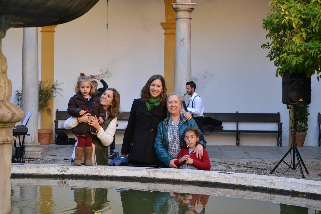 Casi cuarenta coches, entre antiguos y clásicos, han participado en la XIII Reale que ha tenido como principal novedad el incremento de gente vestida de época y las dos rutas urbanas, una con subida a la Abadía del Sacromonte y otra por Gran Vía, Constitución y Camino Ronda.