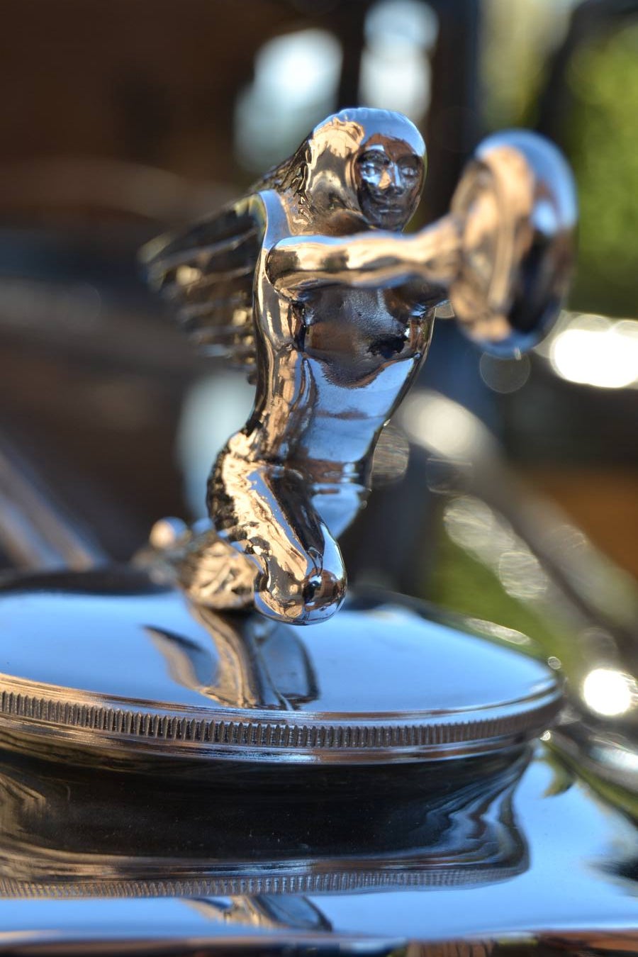 Casi cuarenta coches, entre antiguos y clásicos, han participado en la XIII Reale que ha tenido como principal novedad el incremento de gente vestida de época y las dos rutas urbanas, una con subida a la Abadía del Sacromonte y otra por Gran Vía, Constitución y Camino Ronda.