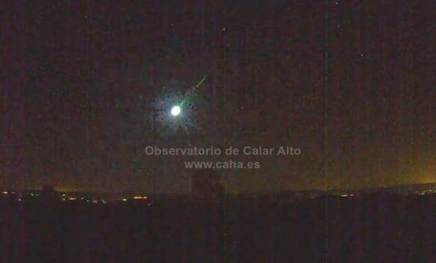Una bola de fuego brillante como una luna llena sobrevuela España y se capta desde Granada