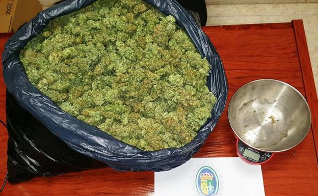 Incautados 2,6 kilos de marihuana preparados para la venta en Pinos Puente
