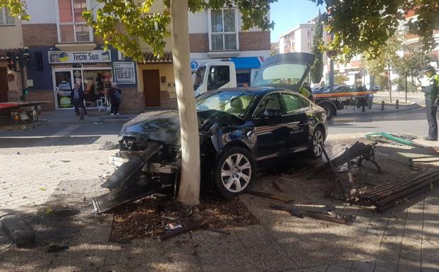 Un coche se estrella contra un árbol tras una colisión con otro vehículo en Camino Bajo de Huétor