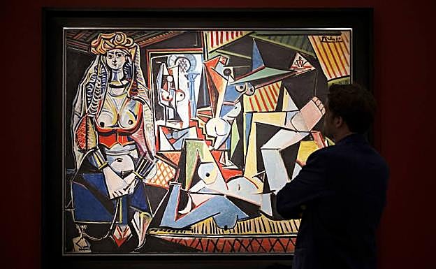 Un hombre observa ‘Las mujeres de Argel (versión 0)’. 