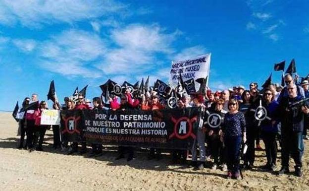 Miembros de la Asociación de Amigos de la Alcazaba protestan por el abandono del yacimiento de El Chuche.