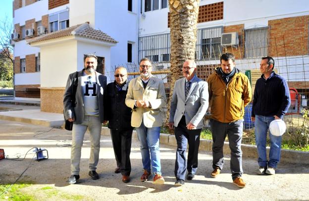 El delegado de Fomento y Vivienda, Rafael Valdivielso visitó las obras junto al concejal del Ayuntamiento, Joaquín Robles.