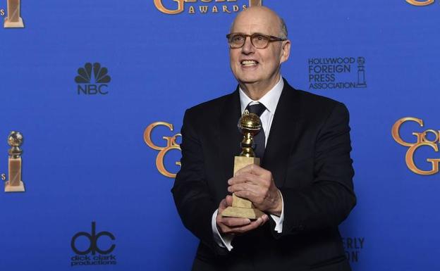 Tambor sostiene su Globo de Oro a mejor actor. 