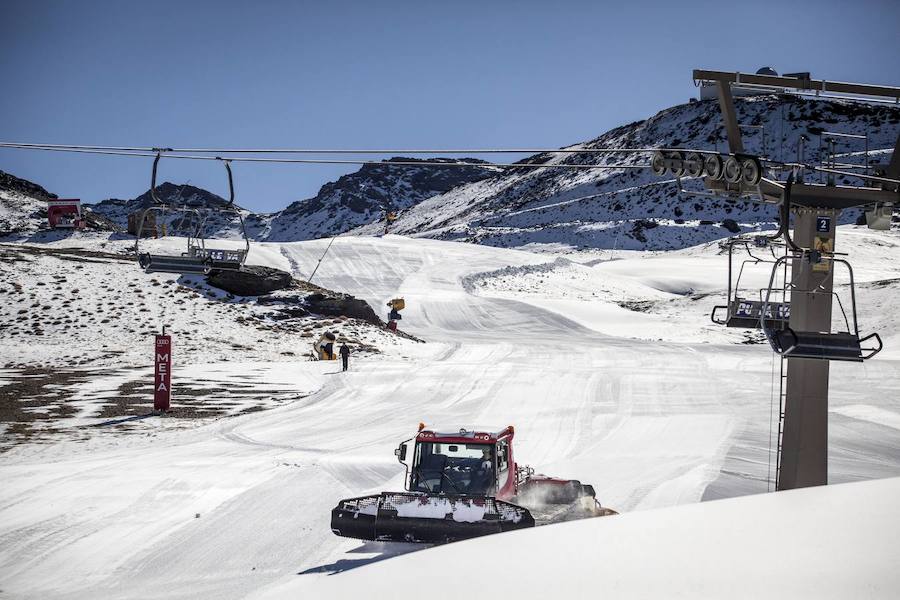 Las máquinas pisapistas están trabajando en el área de Borreguiles tratando de llegar a la fecha prevista del día 25