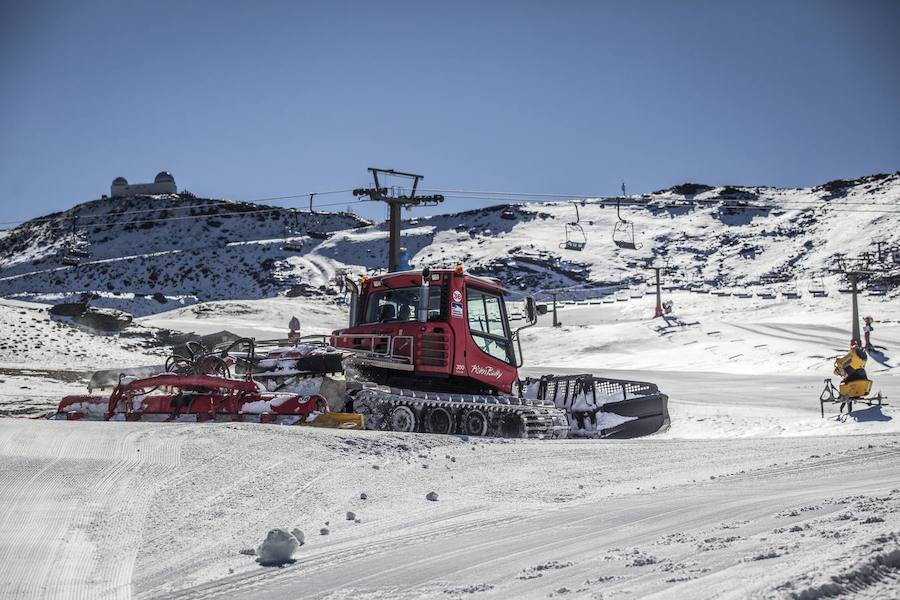 Las máquinas pisapistas están trabajando en el área de Borreguiles tratando de llegar a la fecha prevista del día 25