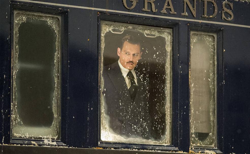 Johnny Depp en una escena de 'Asesinato en el Orient Express'.