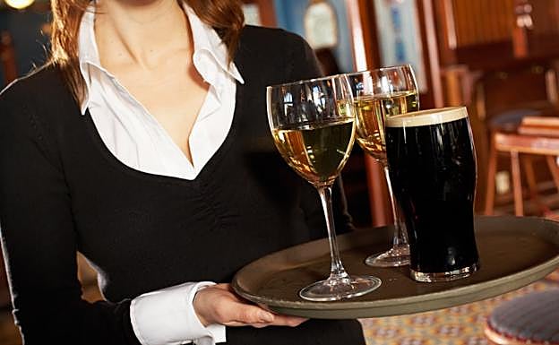 "Se busca camarera con mínimo 90 de pecho que vista mini y con escote"