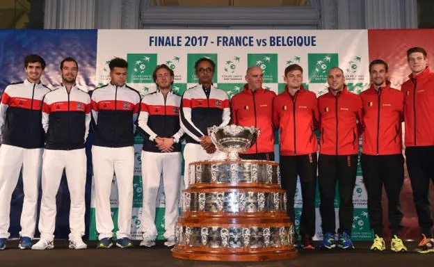 Los integrantes del equipo francés y el belga posan ante el trofeo. 