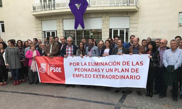 Alcaldes y portavoces del PSOE se concentran para exigir la eliminación de las peonadas y un plan de empleo