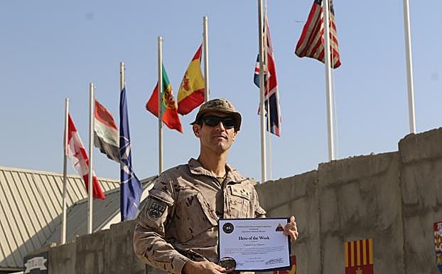 El capitán Tamayo muestra el diploma recibido como “Héroe de la Semana”.