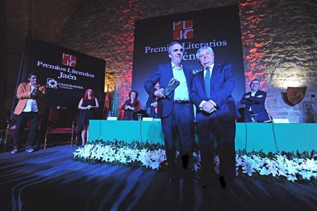 Daniel Múgica recoge el premio de novela de las manos del presidente de CajaGranada, Antonio Jara.