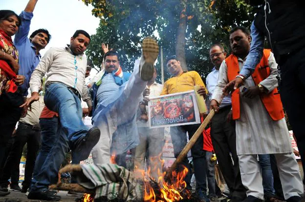Manifestantes hindúes queman carteles de la película en una calle de Calcuta. Abajo, la actriz Deepika Padukone. :: ZUMA PRESS