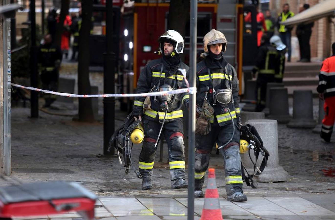 Una mujer ha fallecido y un total de 24 personas han resultado afectadas por inhalación de humo y trasladadas a centros hospitalarios a causa del incendio registrado en la madrugada de este sábado en la calle San Juan de Letrán de Granada capital, según ha informado Emergencias 112, servicio adscrito a la Consejería de Justicia e Interior.