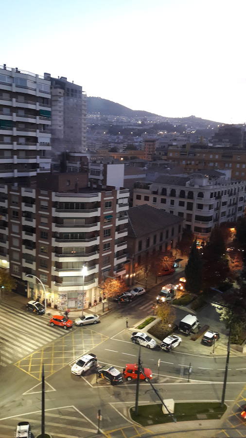 Una mujer ha fallecido y un total de 24 personas han resultado afectadas por inhalación de humo y trasladadas a centros hospitalarios a causa del incendio registrado en la madrugada de este sábado en la calle San Juan de Letrán de Granada capital, según ha informado Emergencias 112, servicio adscrito a la Consejería de Justicia e Interior.