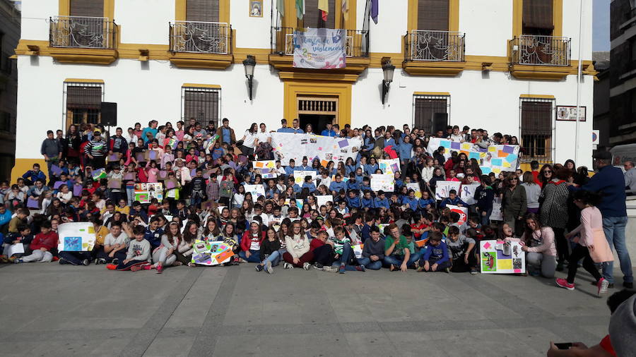 Concentraciones, poesía, música, grafitis y homenajes por el Día contra la Violencia de Género