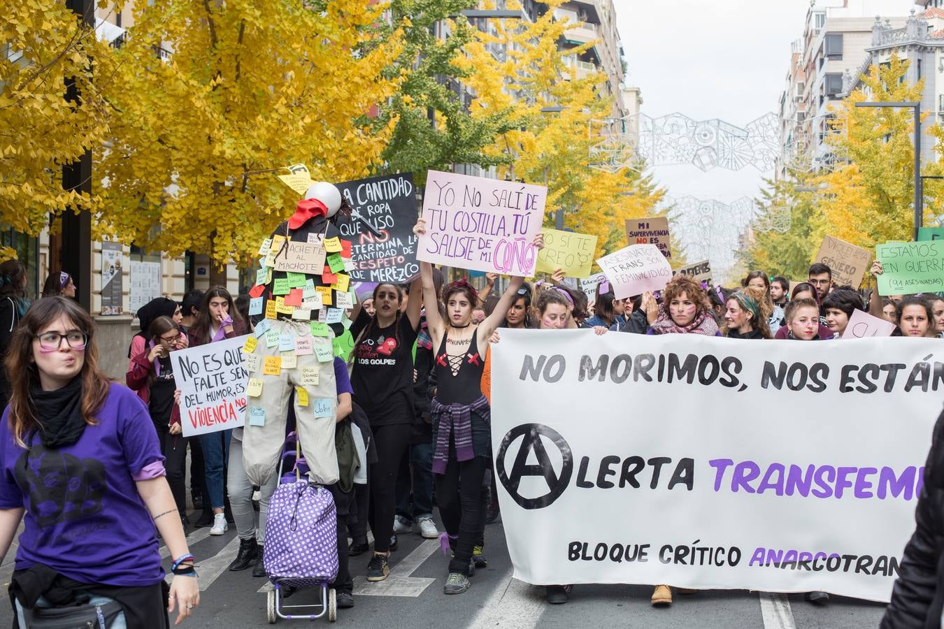 La Plataforma 25 de Noviembre en Granada, integrada por colectivos feministas, sindicatos y grupos políticos, ha puesto este año especial acento en el caso de Juana Rivas durante la manifestación, en la que, según un portavoz de la Policía Local, han participado este mediodía más de 20.000 personas por las calles del centro de esta capital andaluza