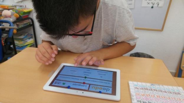 Uno de los alumnos, realizando una actividad de Lengua en una de las tablets. 
