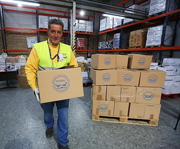 Un voluntario del Banco de Alimentos de Granada prepara la gran recogida de comida del próximo viernes.