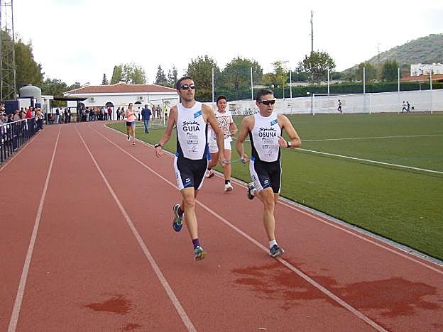 Barranquero, afectado de una parálisis en su brazo, corrió como guía de Osuna, atleta invidente.