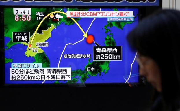 La televisión norcoreana muestra el recorrido del misil.