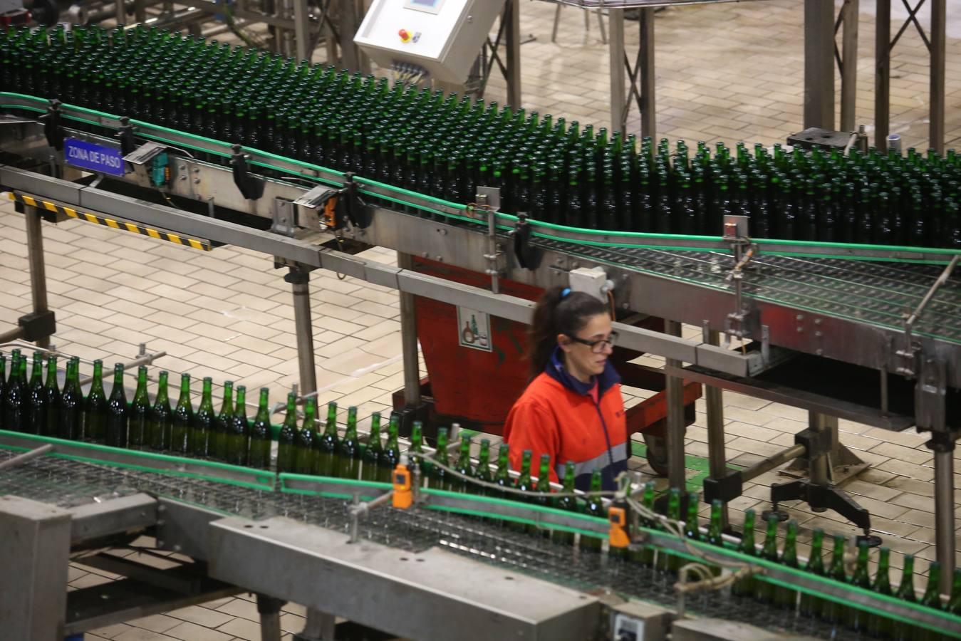 La histórica fábrica de Cervezas Alhambra ha abierto sus puertas para dar a conocer al público los procesos de fabricación de sus productos. En la visita se repasan desde las distintas botellas que se han empleado a lo largo de la historia de la marca hasta la manera en que se envasan las diferentes clases de cerveza. Después, se lleva a cabo una degustación con música en directo de la Reserva 1925 y la Roja, maridadas con platos acorde con las características de cada cerveza