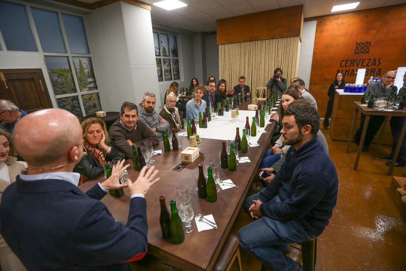 La histórica fábrica de Cervezas Alhambra ha abierto sus puertas para dar a conocer al público los procesos de fabricación de sus productos. En la visita se repasan desde las distintas botellas que se han empleado a lo largo de la historia de la marca hasta la manera en que se envasan las diferentes clases de cerveza. Después, se lleva a cabo una degustación con música en directo de la Reserva 1925 y la Roja, maridadas con platos acorde con las características de cada cerveza