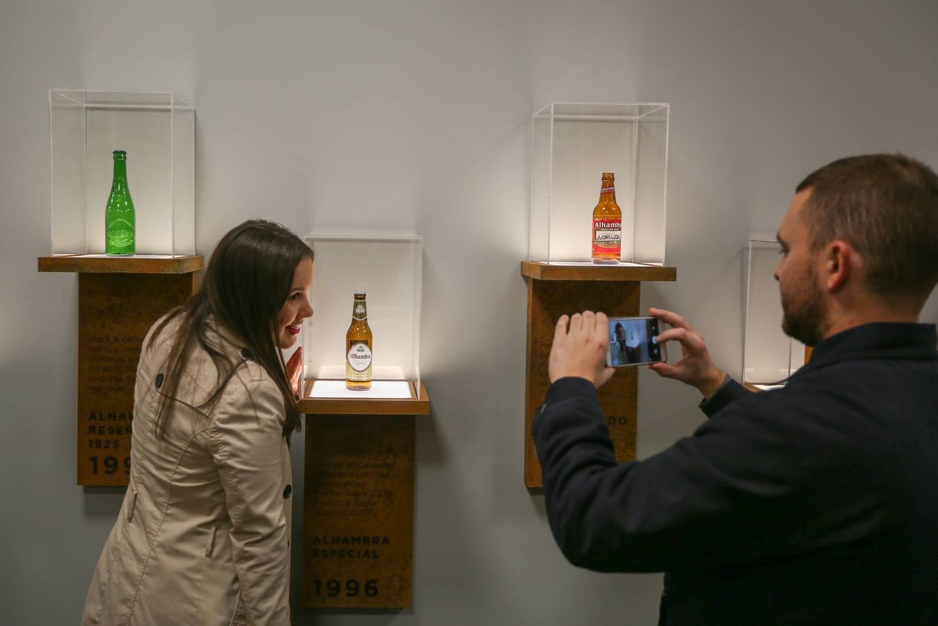 La histórica fábrica de Cervezas Alhambra ha abierto sus puertas para dar a conocer al público los procesos de fabricación de sus productos. En la visita se repasan desde las distintas botellas que se han empleado a lo largo de la historia de la marca hasta la manera en que se envasan las diferentes clases de cerveza. Después, se lleva a cabo una degustación con música en directo de la Reserva 1925 y la Roja, maridadas con platos acorde con las características de cada cerveza