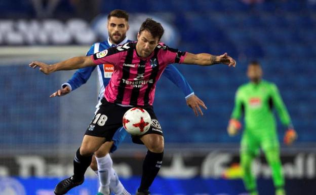 Casadesús, del Tenerife, pelea un balón con David López, del Espanyol. 