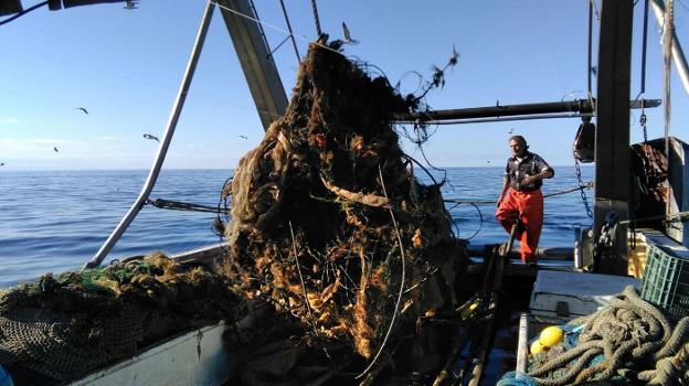 Un barco de la flota motrileña con la basura que se ha colado en sus redes un día de pesca.