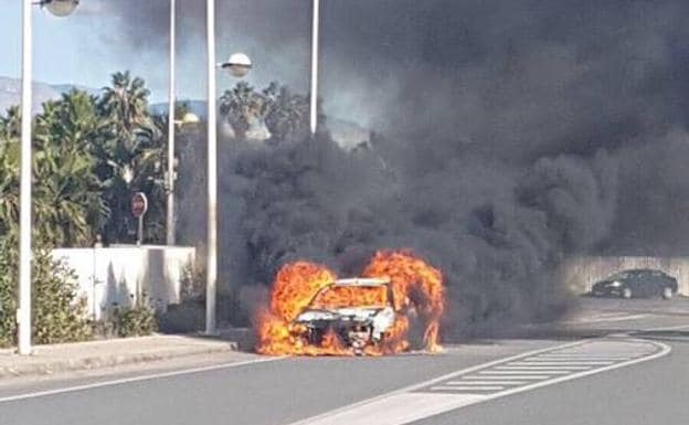 Arde un coche en el Campus de la Universidad de Almería