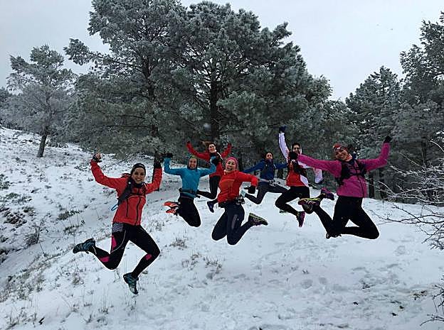Imagen de 2016. Varias corredoras saltan al mismo tiempo en el Puerto del Aire, cubierto por la nieve. 