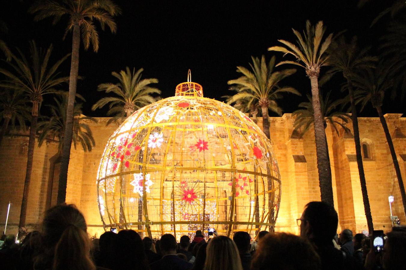 La ciudad celebró anoche su tradicional encendido