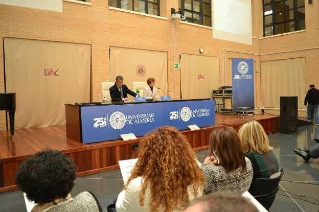 El rector, Carmelo Rodríguez Torreblanca, y la vicerrectora, María del Mar Ruiz, presentaron el avance de la programación.