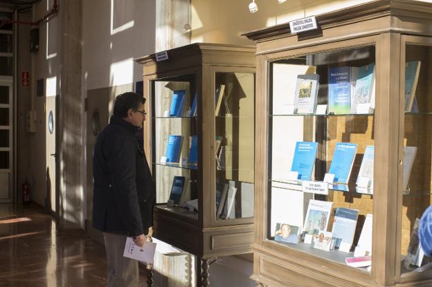 Ediciones, algunas muy raras, comparten espacio con fotos de literatos y profesores.