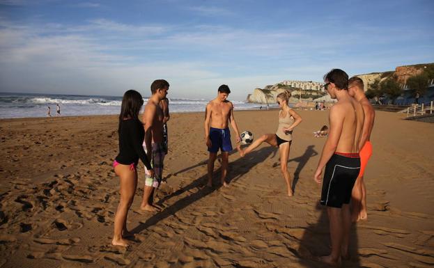 Estudiantes de erasmus en la Universidad de Deusto, disfrutan de un día en la playa. 