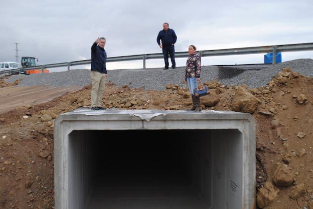 Martínez Pascual, Salas y Sánchez Cruz en su visita a las obras del túnel que unirá Fines y Olula.