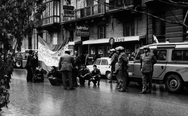 Los 'grises' intentan retirar a unos manifestantes frente al Gobierno Civil tras la manifestación.