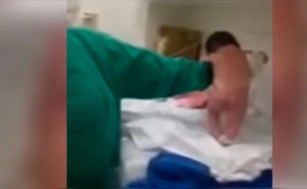 El increíble vídeo del bebé que quiso andar a los pocos minutos de nacer