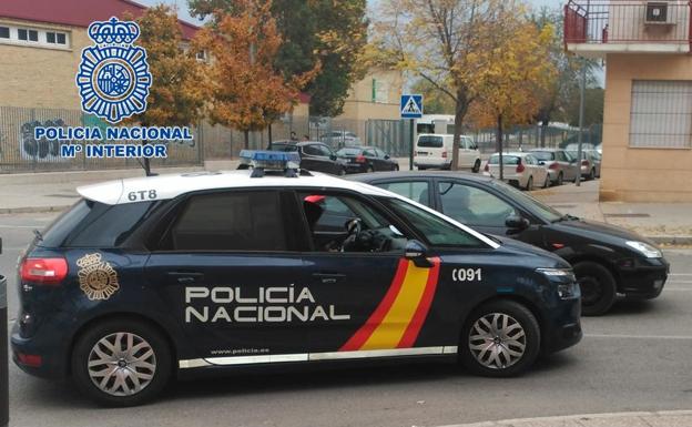 Dos agentes de la Policía Nacional socorren a una anciana tras caerse sola en su casa de Granada