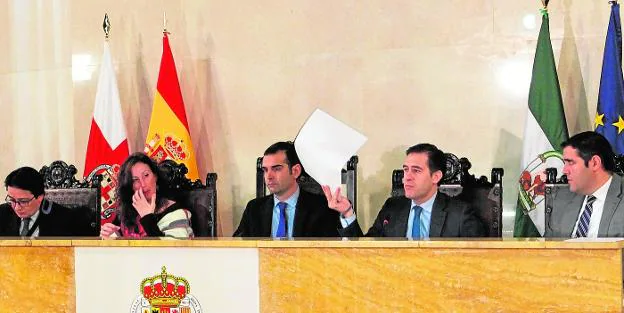 El edil de Vivienda y Desarrollo Urbano, Miguel Ángel Castellón, defiende la postura del equipo de gobierno respecto al traslado de la estación a Huércal de Almería.