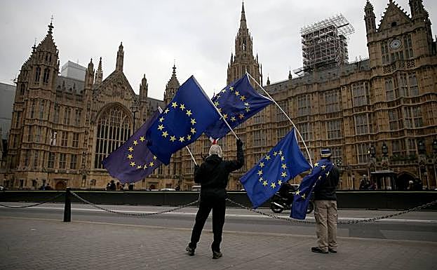 Varios europeístas cerca de Westminster. 