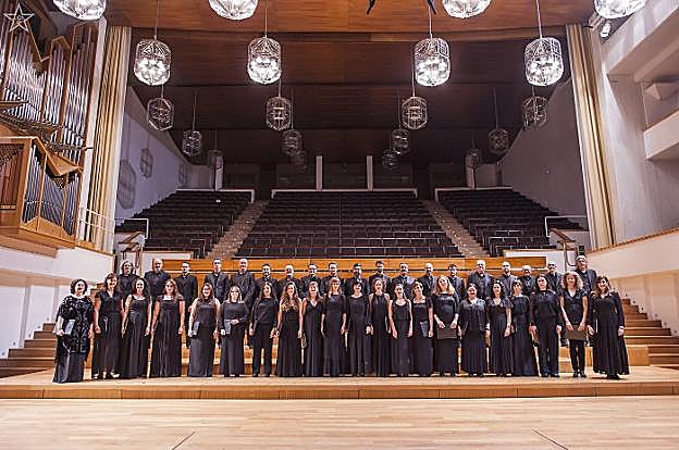 Los integrantes del Coro de Ópera de Granada, en el Centro Cultural Manuel de Falla.