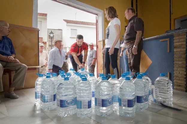 Distribución de agua embotellada en Alamedilla, donde llevan un año sin beber del grifo debido a los nitratos.