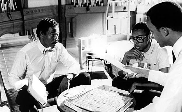 Imagen principal - Spike Lee durante el rodaje de la película 'Nola Darling'; a continuación las dos actrices que han dado vida al personaje, Tracy Camilla Jones y DeWanda Wise.