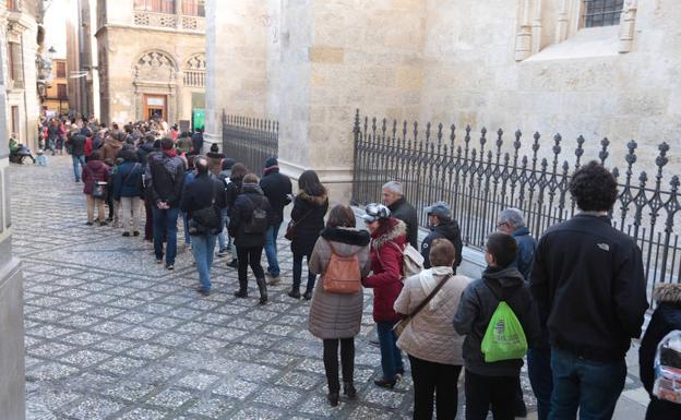 La cola de turistas junto a la Capilla Real de Granada daba la vuelta a la manzana.